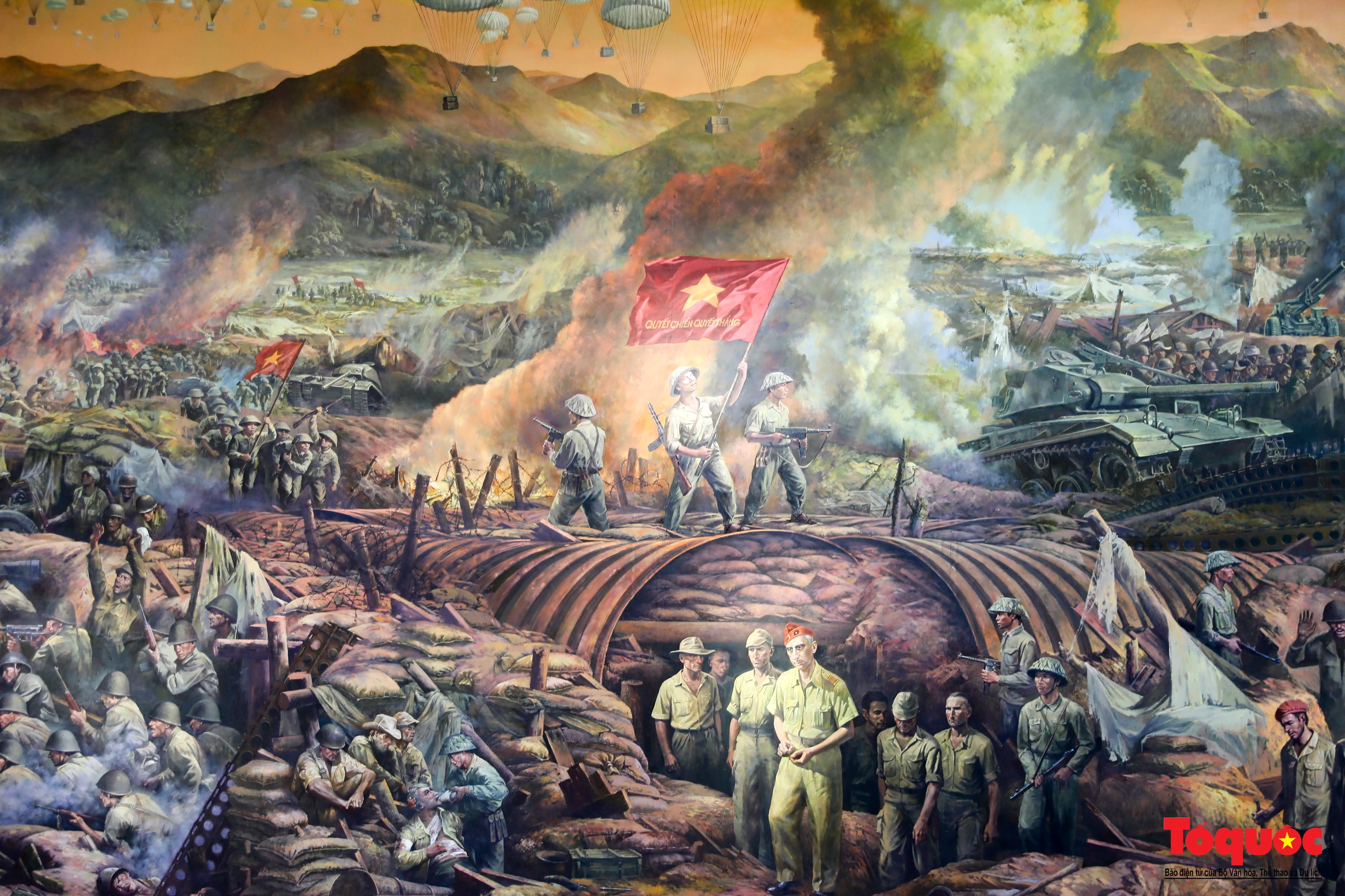Du khách xúc động khi xem bức tranh toàn cảnh tái hiện chiến dịch Điện Biên Phủ lịch sử - Ảnh 19.